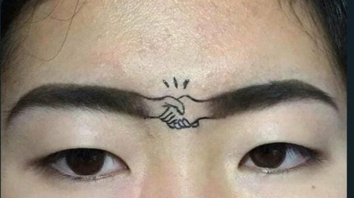 cara de una persona con un tatuaje de sus cejas saludándose 