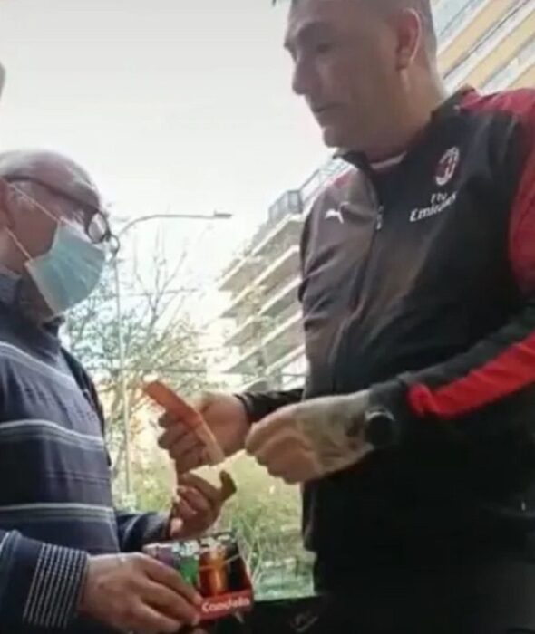 abuelito vendiendo encendedores