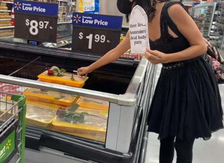 chicos colocando rosas en los refrigeradores de carne de un supermercado 