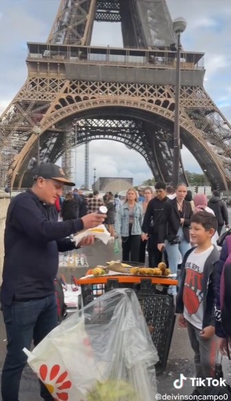Colombiano se vuelve viral por vender elotes en París 