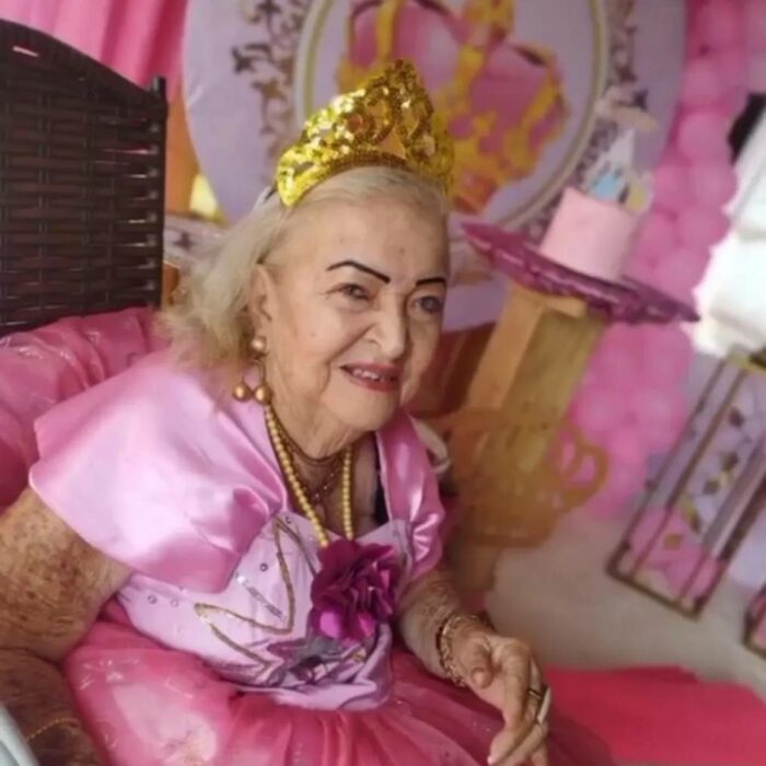 abuelita festeja cumpleaños vestida de princesa de Disney