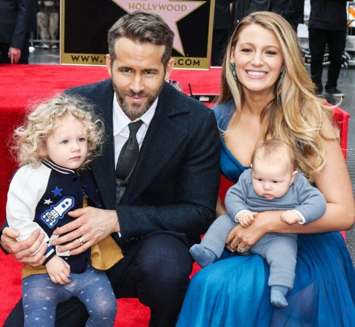 Blake Lively, Ryan Reynolds y dos de sus hijos en el Paseo de la Fama