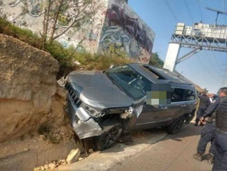 Octavio Ocaña choca contra un montículo en la carretera 