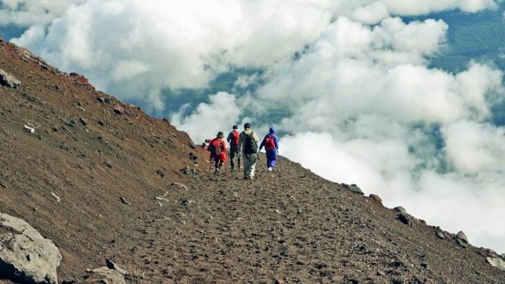 montañistas escalando el fuji