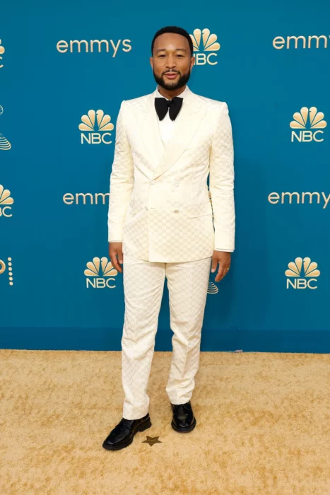 John Legend; Los mejores looks de alfombra roja en los premios Emmy 2022 