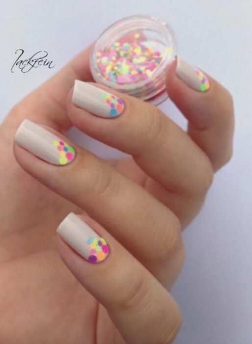 uñas confeti neón