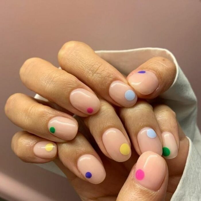 uñas confeti minimalista