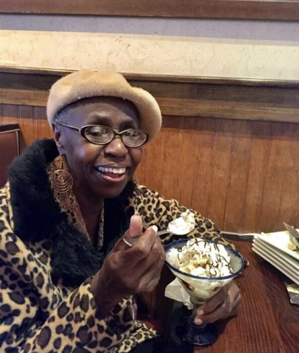 abuelita comiendo nieve