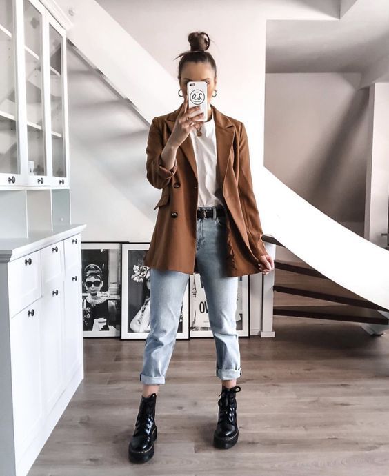 brown coat; 15 Outfits that will put you in tune with autumn