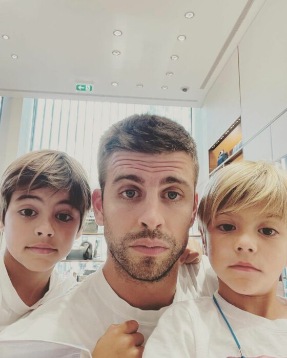 Gerard Piqué junto a sus dos hijos 