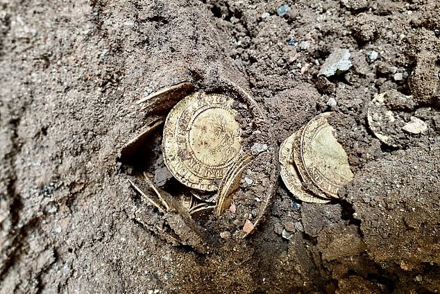 ¡Qué suerte! Encuentran tesoro de monedas de oro mientras remodelaban su casa