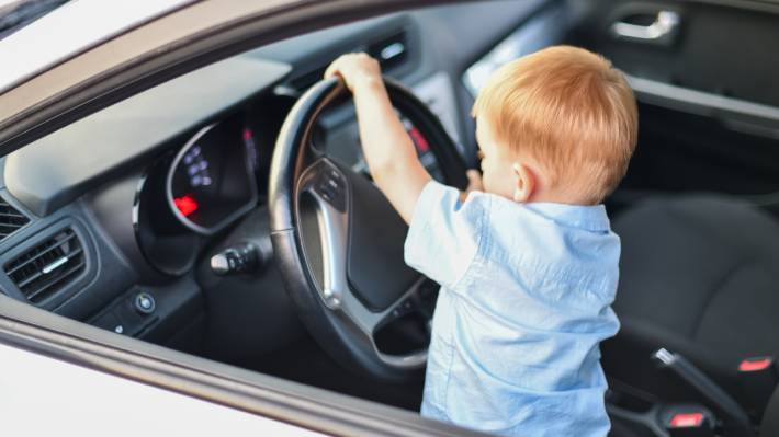 ¿¡WTF! Dejaba a su hijo de 3 años en el auto para ir a una casa de citas