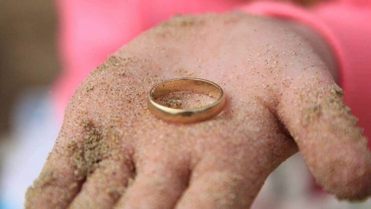 encuentra anillo en la playa