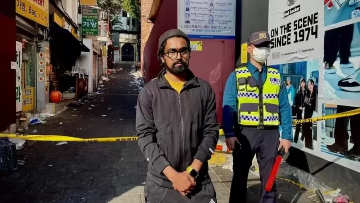 hombre hindú en las calles de Seúl