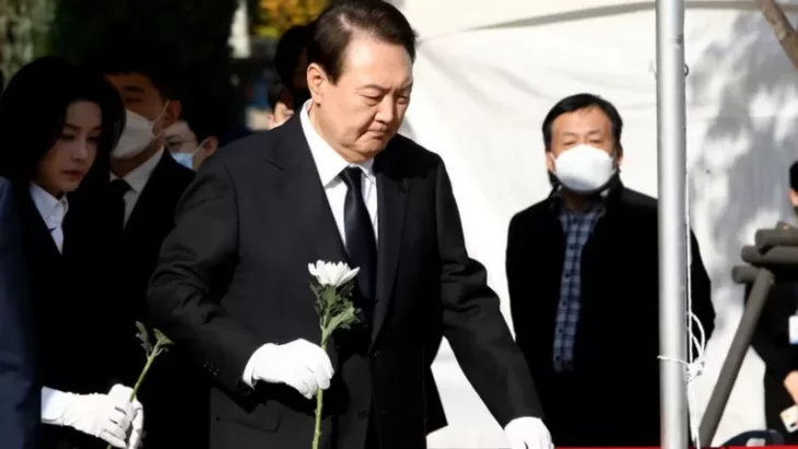 South Korean President Yoon Suk-yeol and his wife Kim Kun-hee lay flowers at an altar in memory of the victims