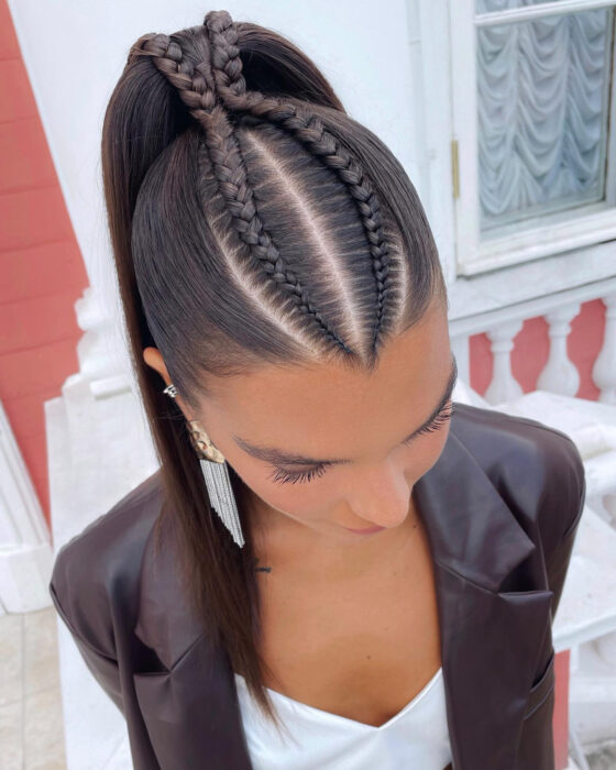 mujer con una cola de caballo con un par de trenzas al frente 