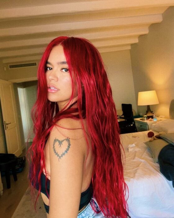 Karol G cabello rojo