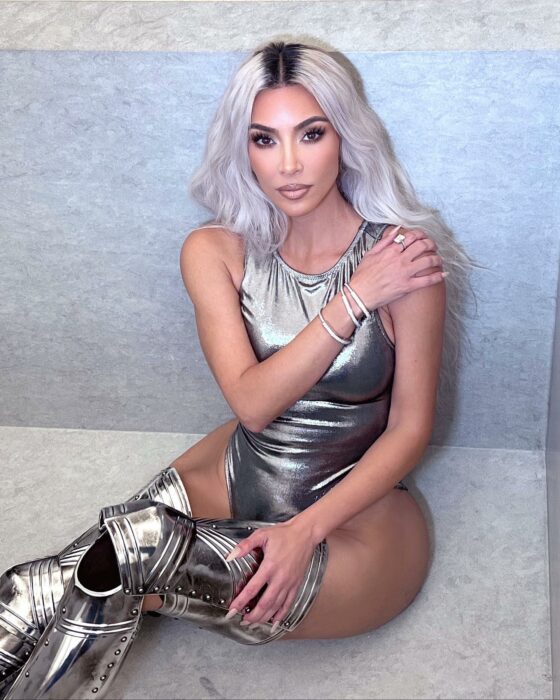 kim Kardashian de gris
