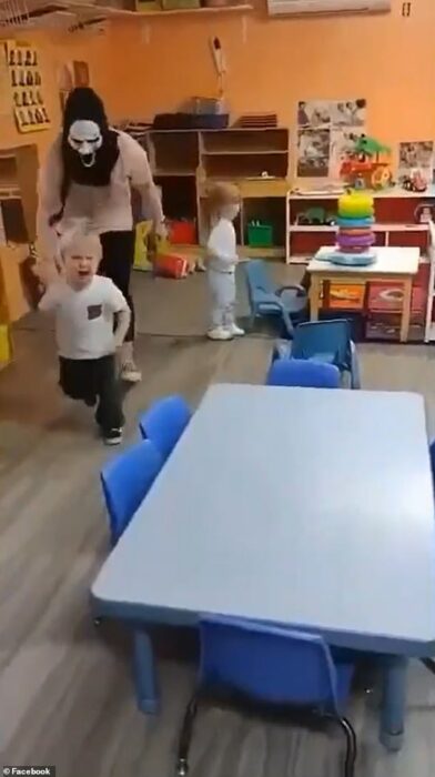 maestra asusta a niños