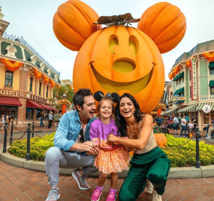 Aislinn Derbez y Mauricio Ochmann con su hija