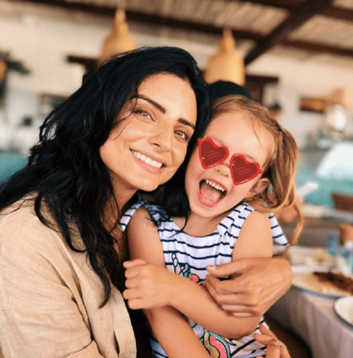 Aislinn Derbez y su hija