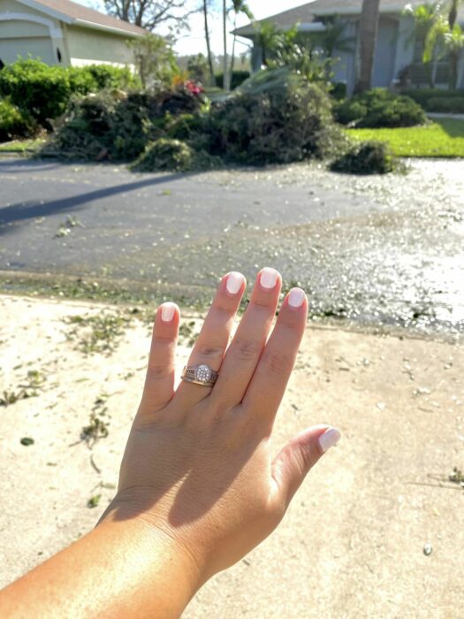 Mujer encuentra su anillo de compromiso después de Huracán Ian