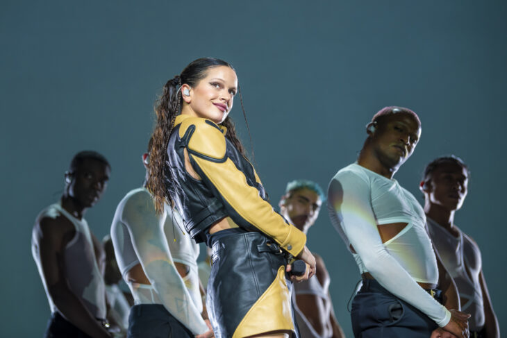 Fotografía de Rosalía con sus bailarines en una presentación del Motomami Tour