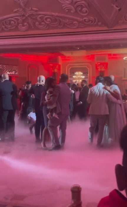 captura de pantalla de unas personas bailando un vals durante una boda 