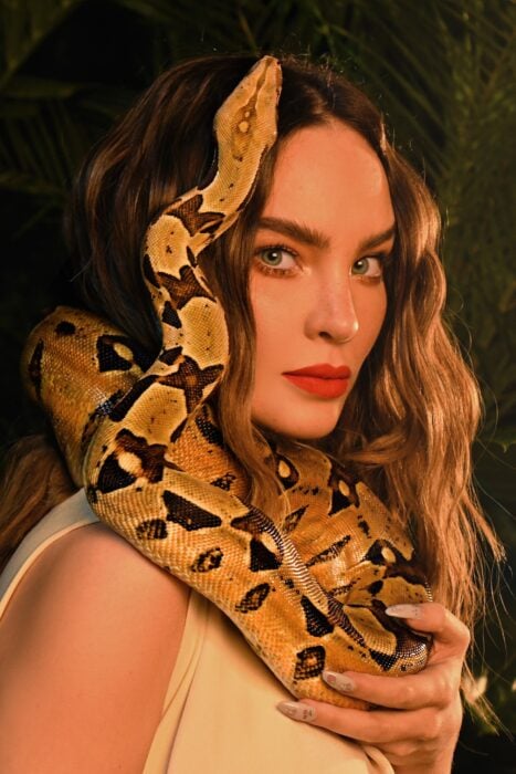 Belinda con una serpiente enredada en el cuello 