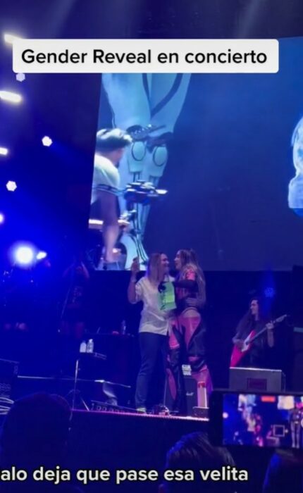 Belinda le ayuda a una fan a revelar el sexo de su bebé en concierto en Guadalajara