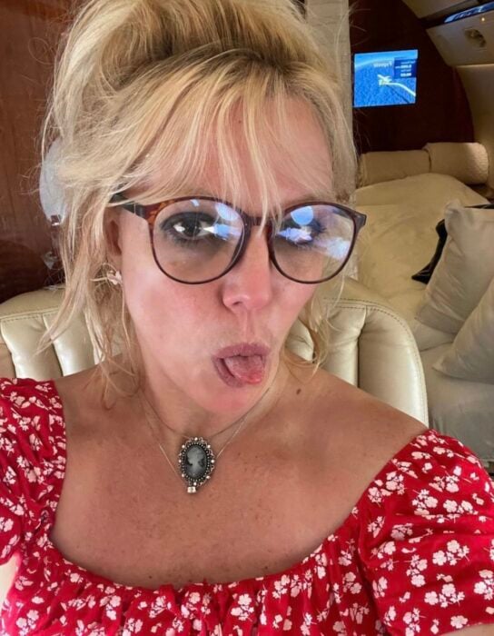 Selfie de Britney Spears con lentes sacando la lengua 