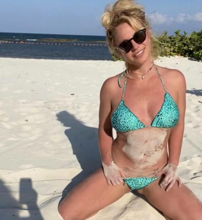 Fotografía de Britney Spears con bikini en una playa 