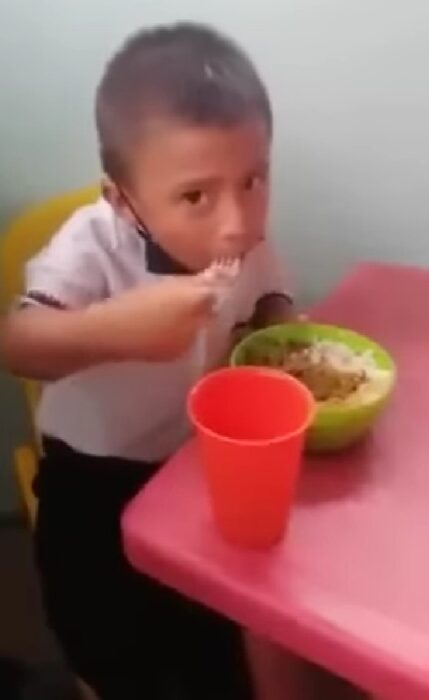niño comiendo en la escuela