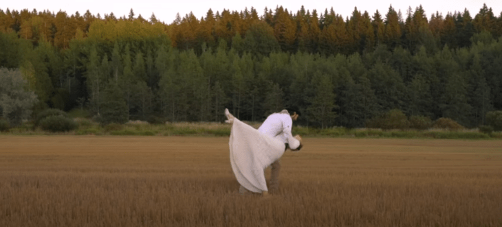 novios el día de su boda en el campo