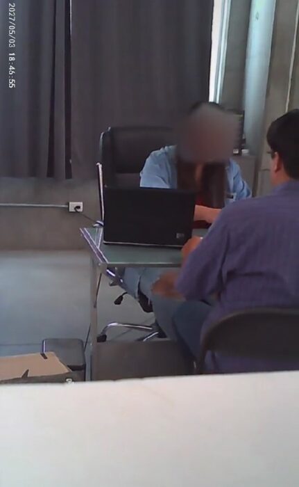imagen que muestra a una persona despidiendo a otra sentados en un escritorio 