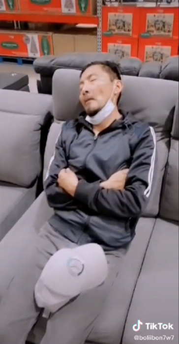 hombre dormido en un sofá