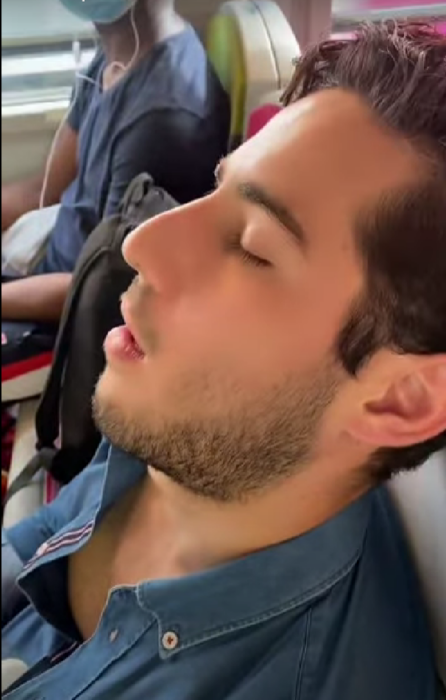 Fotografía de un chico dormido en un tren en Europa 