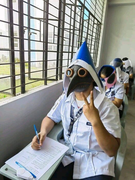 Maestra pide sombreros anticopiones a sus alumnos y se hacen virales los creativos diseños 