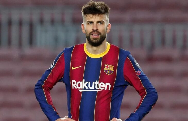 Piqué parado en el estadio con la camisera del Barcelona 