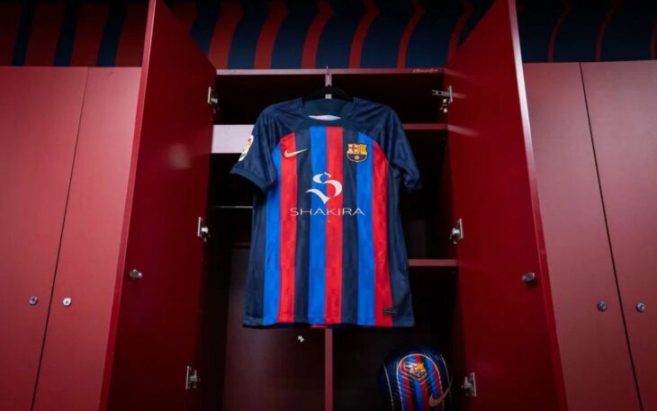 Jersey del Fútbol Club Barcelona con el loogotipo de Shakira 
