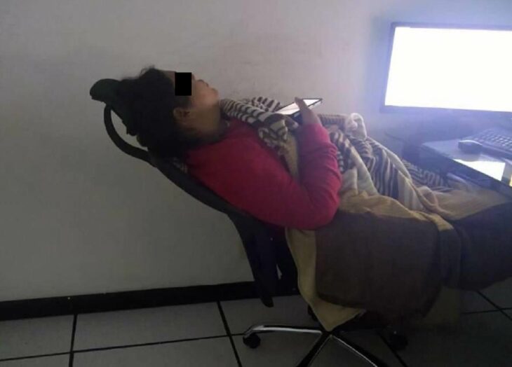 empleada dormida frente a su computadora