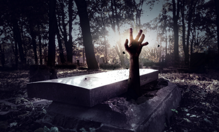una mano saliendo de una tumba