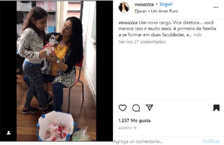 profesora despidiéndose de sus alumnos 