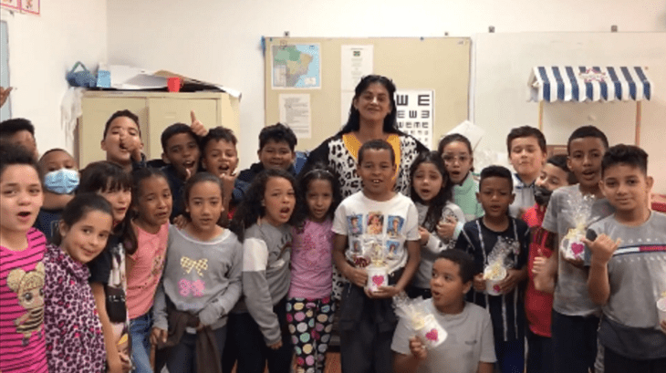 profesora en un salón con sus alumnos