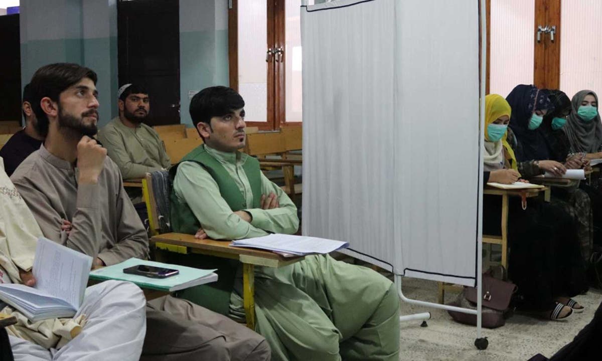 Estudiantes iraníes rompen la norma de segregación de sexos