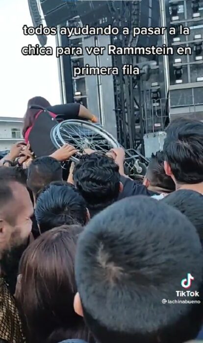 fans de Rammsteins se unieron para ayudar a una chica en silla de ruedas 