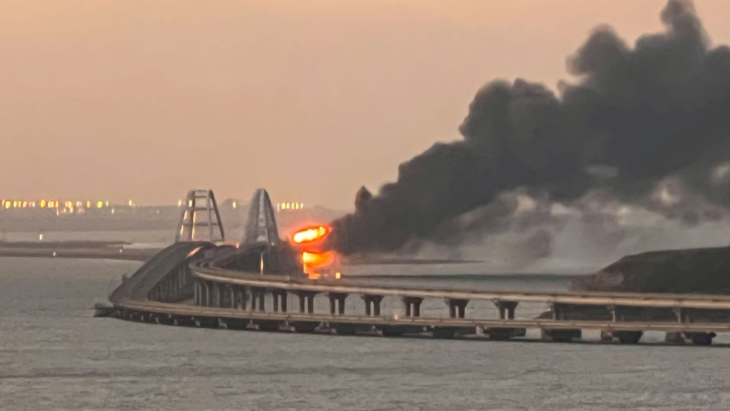 puente de Crimea en llamas