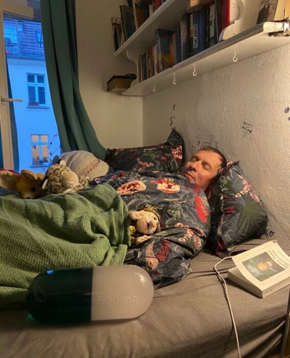 Tecladista de Rammstein duerme a lado de su Dr. Simi
