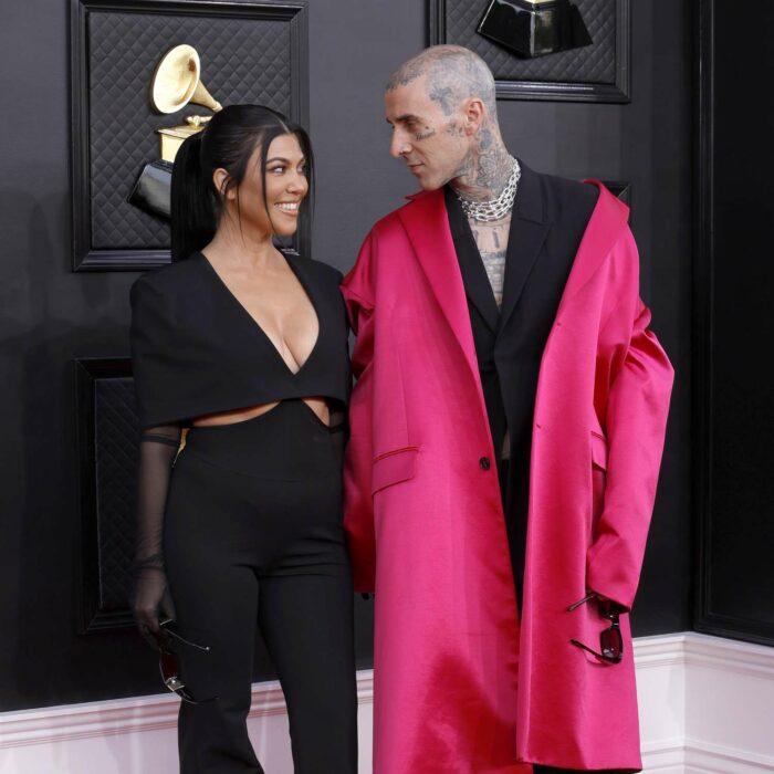 Kourtney Kardashian y Travis Barker en la alfombra roja de los Grammys 2022