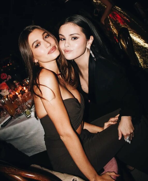 Hailey Bieber y Selena Gomez dejan atrás sus problemas y se abrazan